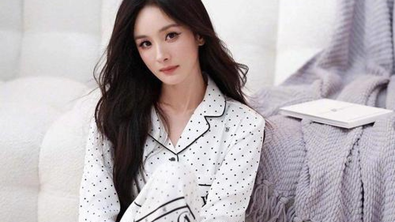 杨幂惊艳亮相Prada全球代言人官宣现场，极简造型气场全开尽显女王本色